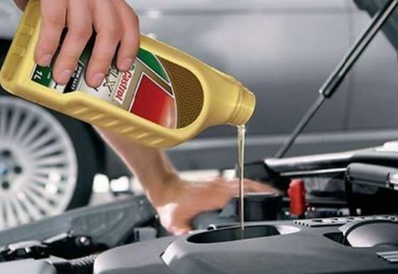 汽車(chē)機(jī)油一年更換一次可以嗎?機(jī)油應(yīng)該多久換一次,你怎么看?