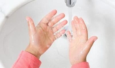 烘手機(jī)能讓手變干凈專(zhuān)家可能適得其反,教你正確擦干手的方法